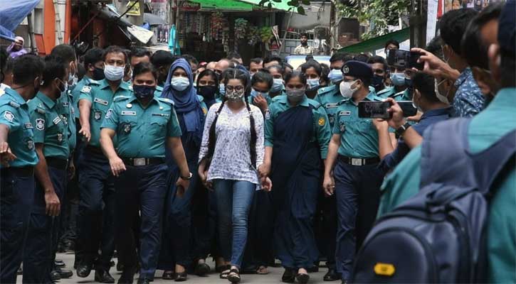 আদালতে পরীমনি