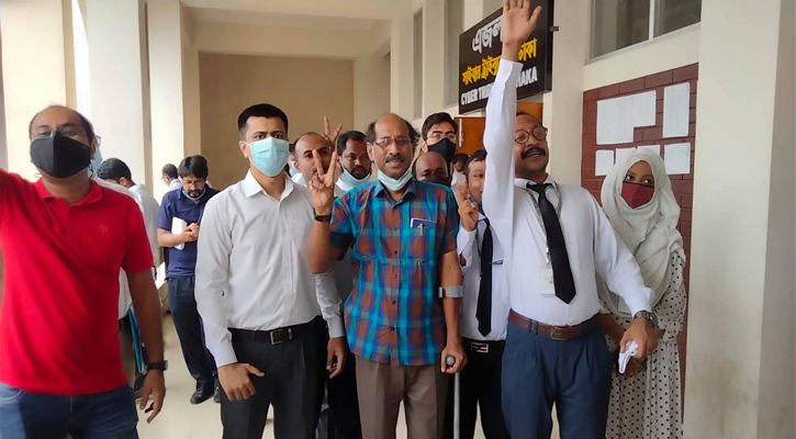খালাস পেলেন সাংবাদিক প্রবীর শিকদার