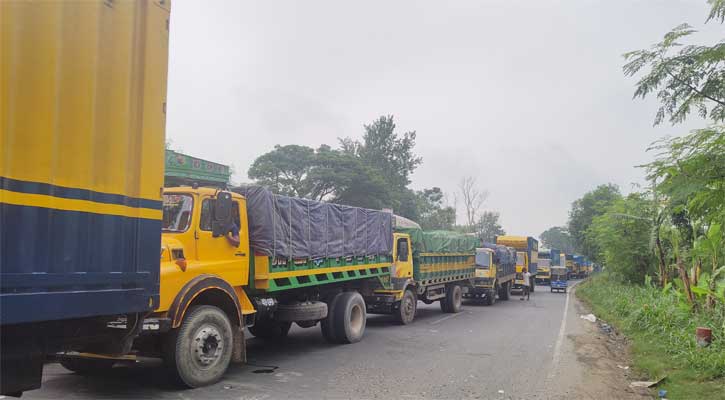 পারাপারের অপেক্ষায়  হাজারো যানবাহন