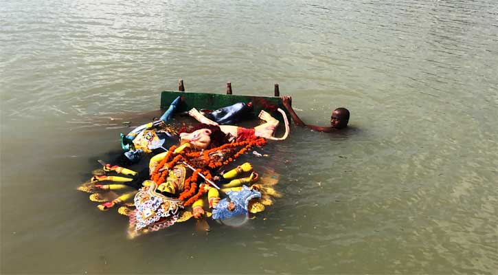 বিসর্জনের মধ্য দিয়ে শেষ হলো শারদীয় দুর্গাপূজা