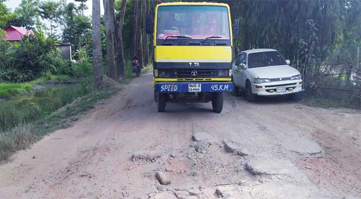 খানাখন্দের সড়কে দুর্ভোগ চরমে