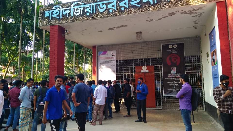 হলে সিট না পেয়ে ৫ রুমে তালা