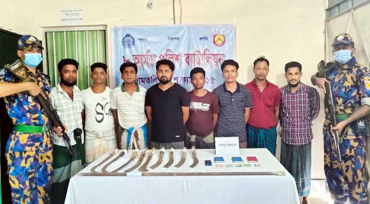 ডাকাতির প্রস্তুতিকালে ৮ রোহিঙ্গা আটক