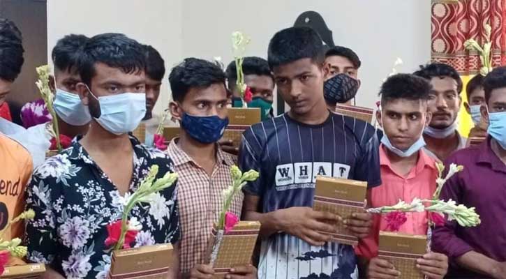 বাবা-মাকে সেবা করার শর্তে ৭০ কিশোর বন্দীকে মুক্তি