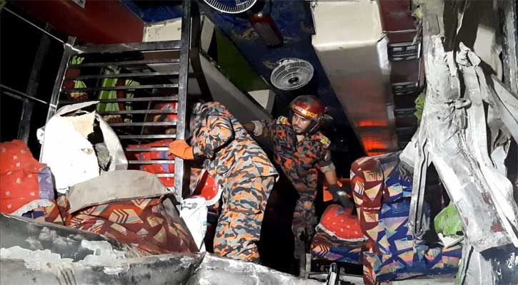 ট্রাকের পেছনে বাসের ধাক্কা, নিহত বেড়ে ৬ জন