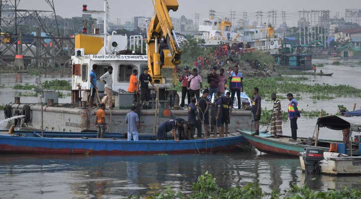 তুরাগে ট্রলারডুবি: মা-মেয়ের লাশ উদ্ধার