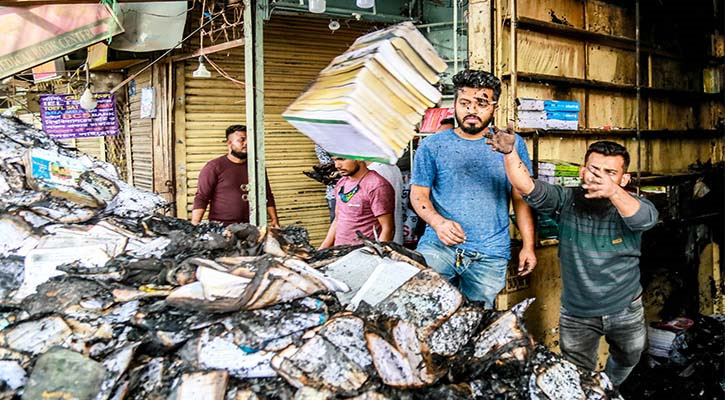 রাস্তার ওপর স্তূপ করে রাখা পুড়ে যাওয়া স্বপ্ন