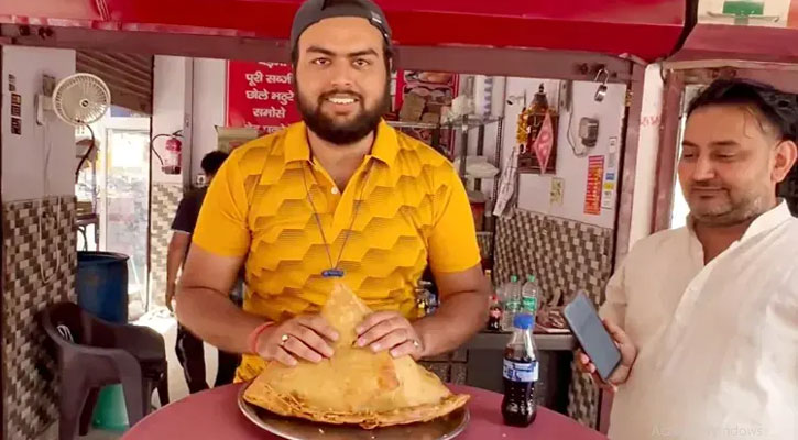 ভাইরাল ‘বাহুবলি’ সিঙাড়ার ওজন ৩ কেজি