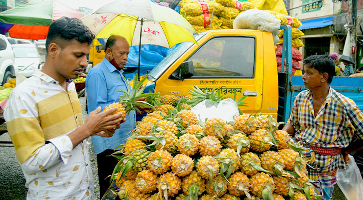 বাজারে মৌসুমি ফল