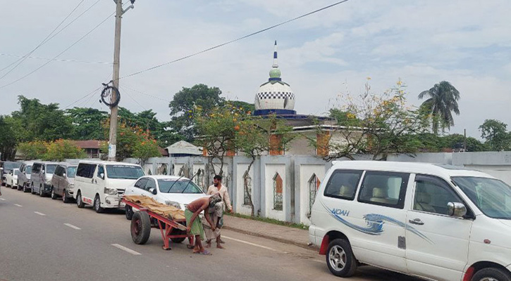 বরিশালে বন্ধ মাইক্রোবাস চলাচল