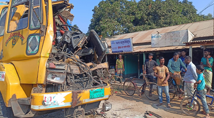 দাঁড়িয়ে থাকা ট্রাকে আরেক ট্রাকের ধাক্কা, নিহত ২