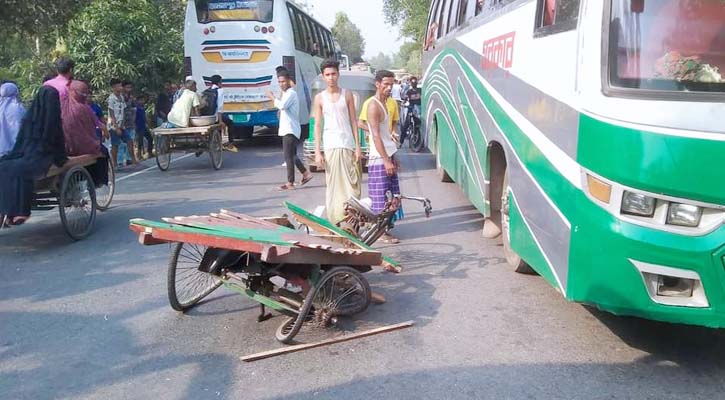 বাস-ভ্যানের সংঘর্ষে স্বামী-স্ত্রী, সন্তানসহ ৪ জন নিহত