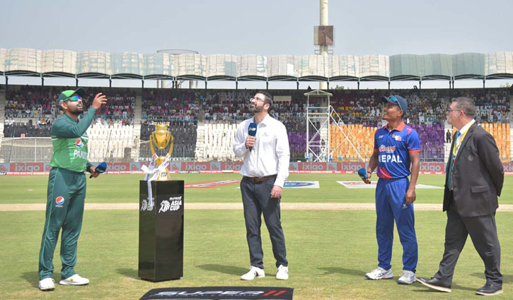 বাবর-রিজওয়ানের জুটিতে ব্যাটিং বিপর্যয় কাটিয়ে উঠেছে পাকিস্তান