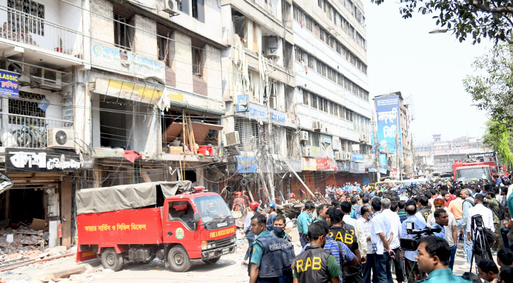 গুলিস্তানে বিস্ফোরণে বিধ্বস্ত ভবন