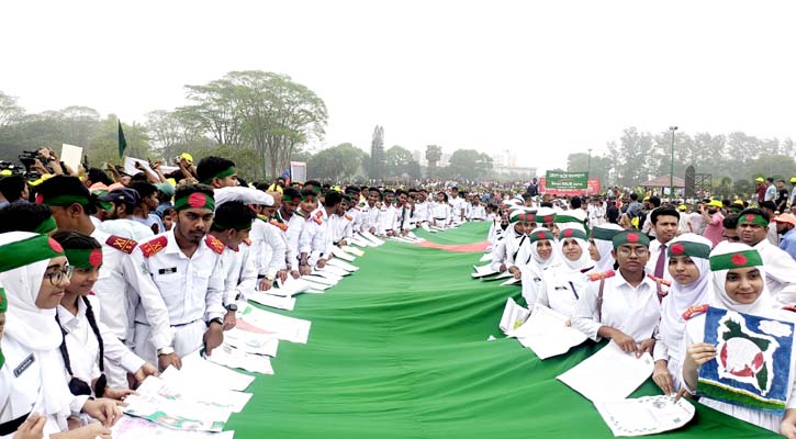 ৬০ ফিট লম্বা পতাকা নিয়ে স্মৃতিসৌধে শিক্ষার্থীদের শ্রদ্ধা