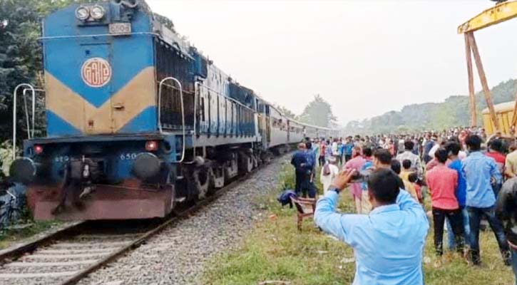 ৫ ঘণ্টা পর উত্তরবঙ্গের সঙ্গে রেল যোগাযোগ স্বাভাবিক