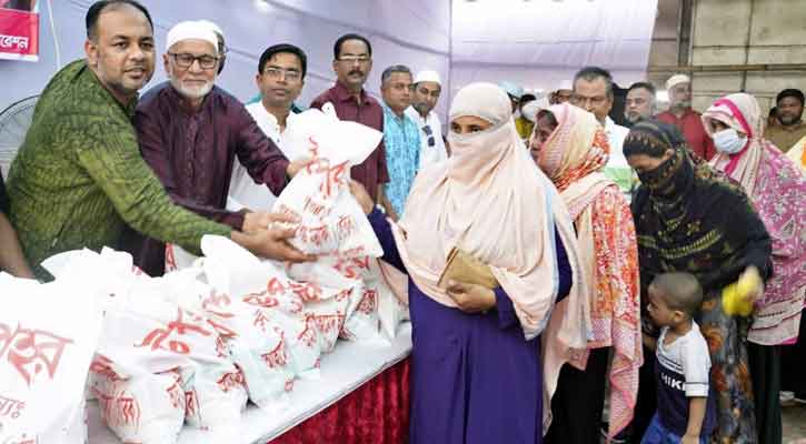 ২ হাজার অসচ্ছল পরিবারের মাঝে ঈদ উপহার বিতরণ