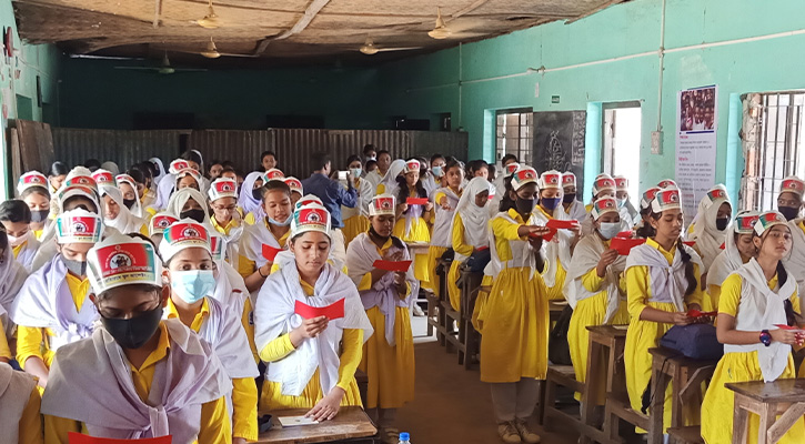 বাল্যবিবাহ প্রতিরোধে দুই শতাধিক স্কুলছাত্রীর শপথ