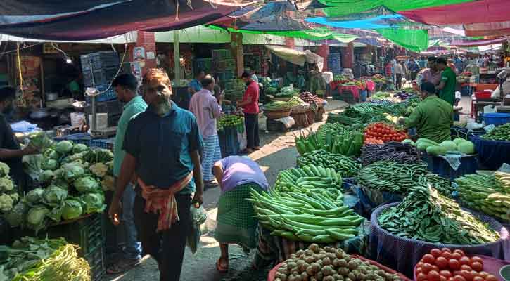 অবরোধের বাজারে ক্রেতা কম দামও কম