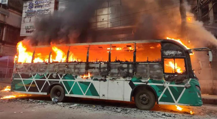 মতিঝিলে বাংলাদেশ ব্যাংকের স্টাফ বাসে আগুন