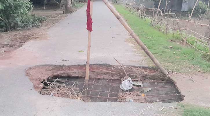 ভাঙ্গা কালভার্টে ঝুঁকি নিয়ে চলছে যানবাহন