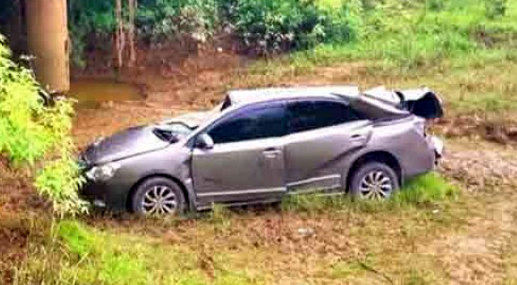 প্রাইভেট কার নিয়ন্ত্রণ হারিয়ে বাবা-মেয়ের মৃত্যু