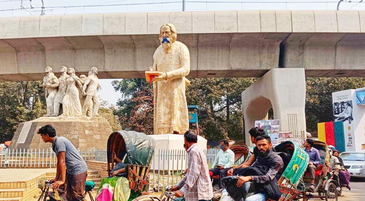 মুখে টেপ, বইয়ে পেরেক লাগিয়ে রবীন্দ্রনাথের প্রতীকী ভাস্কর্য