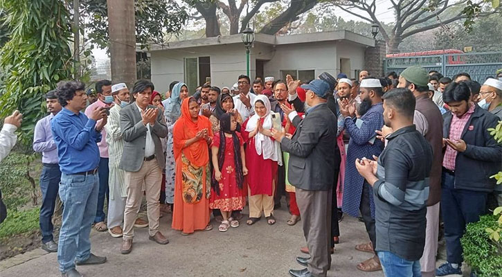 ঢাবি উপাচার্যের বাসার সামনে মোনাজাত করায় পরীক্ষা নিয়ন্ত্রককে শোকজ