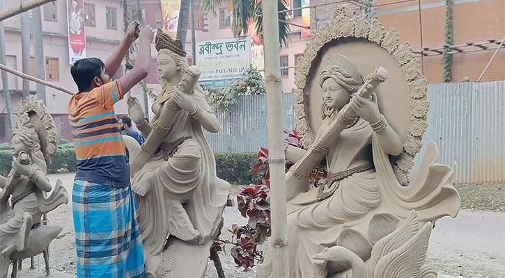 জগন্নাথ হলে চলছে সরস্বতী পূজার শেষ মুহূর্তের প্রস্তুতি
