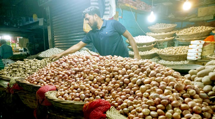 ঝাঁজ কমেনি পেঁয়াজের, মসলার বাজারও চড়া