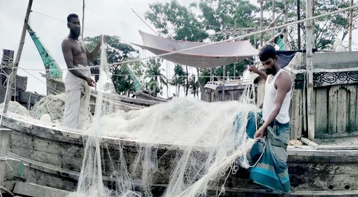 নদীতে ইলিশ নেই, হতাশ হয়ে তীরে ফিরছেন জেলেরা