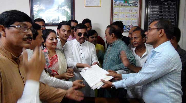উপনির্বাচনে মনোনয়নপত্র জমা দিলেন সাজেদাপুত্র