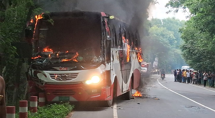 বাস-ইজিবাইক সংঘর্ষে নিহত ২, বাসে আগুন