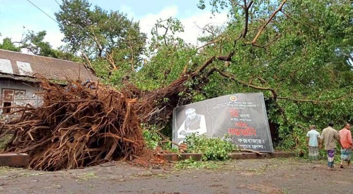 ঘূর্ণিঝড় হামুনের আঘাতে লণ্ডভণ্ড কক্সবাজার