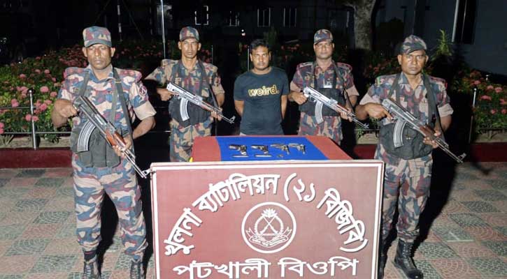 বেনাপোলে পৃথক অভিযানে অস্ত্রসহ যুবক আটক