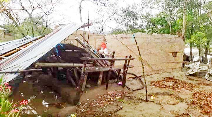 সাতক্ষীরায় টর্নেডোর আঘাতে অর্ধশতাধিক ঘরবাড়ি বিধ্বস্ত