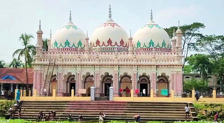 ইতিহাস ঐতিহ্যে সমৃদ্ধ দৃষ্টিনন্দন তিন গম্বুজ মসজিদ