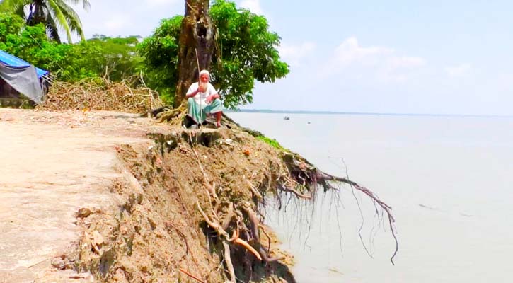 ঘূর্ণিঝড়ের খবর পেলেই পাহারা দিতে হয় বেড়িবাঁধ