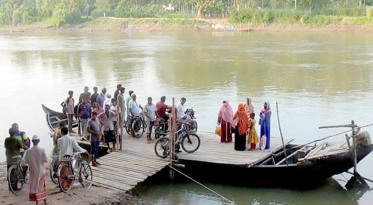 শুষ্ক মৌসুমে বাঁশের সাঁকো, বর্ষায় ভরসা নৌকা