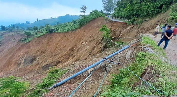 কক্সবাজারে পাহাড় ধসে নিহত ১