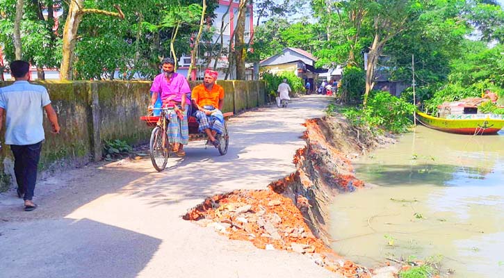 বরগুনায় সড়কে ধস, দুর্ভোগে স্থানীয়রা