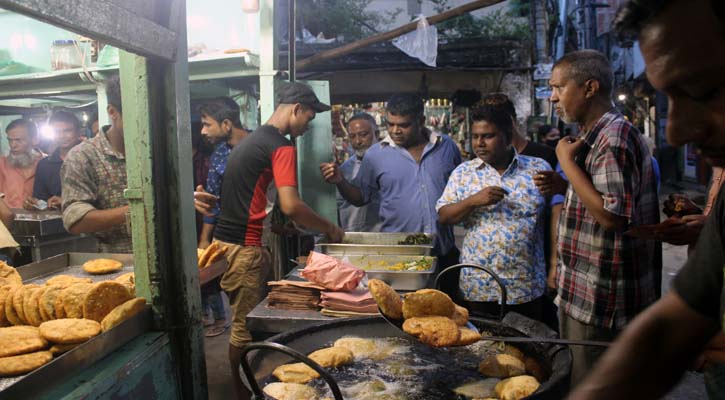 স্বাদে অনন্য পুরান ঢাকার ‘টাকি পুরি’