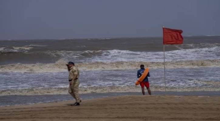 ঘূর্ণিঝড় বিপর্যয়: গুজরাটের সৌরাষ্ট্র, কচ্ছ উপকূলে রেড অ্যালার্ট জারি