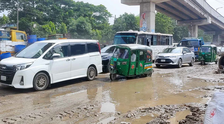 টানা বৃষ্টিতে রাজধানীর সড়কের খানাখন্দ, দীর্ঘ যানজট