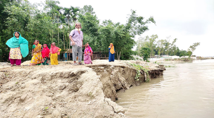 দিশেহারা নদীপাড়ের মানুষ, ভাঙন রোধে পদক্ষেপ নেওয়ার দাবি