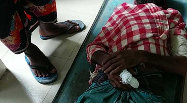 পিটিয়ে বৃদ্ধের পা ভাঙল প্রতিপক্ষরা