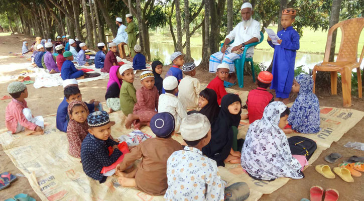 গাছতলায় পাঠদান, বৃষ্টি হলেই কার্যক্রম বন্ধ