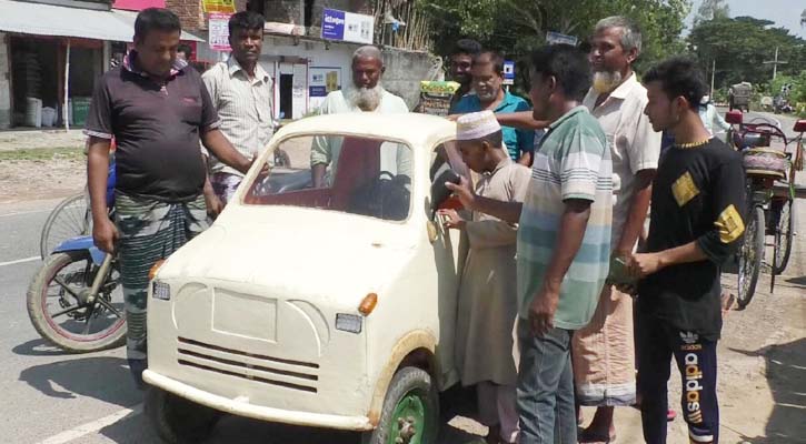 ‘কাঠের মাইক্রো’ তৈরি করেছেন শামসুদ্দিন