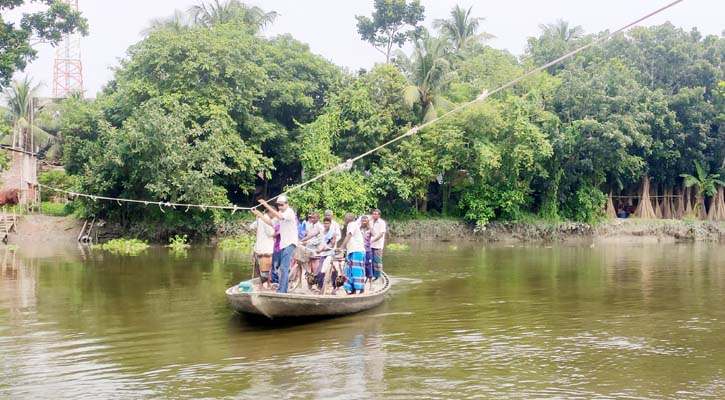 ‘বাবা-দাদারা রশি টেনে পার হয়েছেন, এখন আমরাও পার হই’