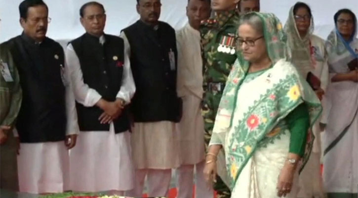 মুজিবনগর দিবসে বঙ্গবন্ধুর প্রতিকৃতিতে প্রধানমন্ত্রীর শ্রদ্ধা